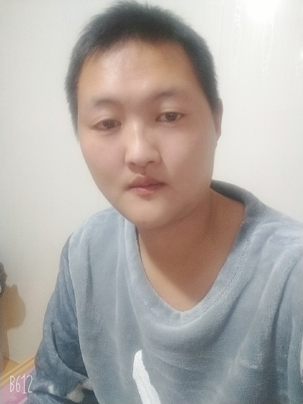 烟圈里透着伤的第二张照片--白城残疾人相亲网